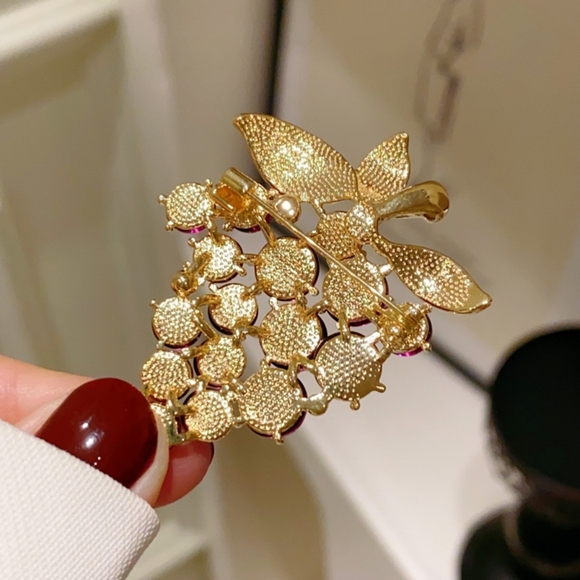 VQ Grape Brooch - Picture 4 of 7